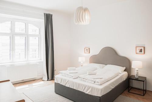 Säng eller sängar i ett rum på HeyMi Apartments Zentagasse