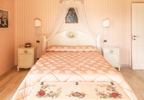 a bedroom with a large bed with pink walls at Villa Le Cicale - Irpinia in Prata di Principato Ultra