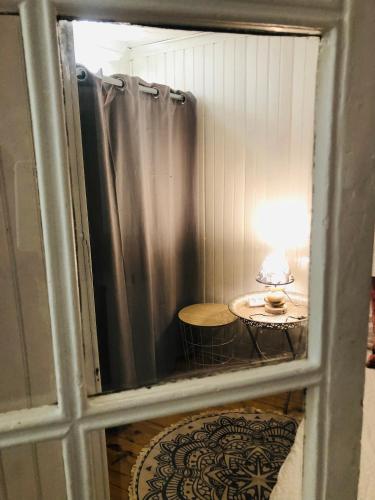 - une vue sur une chambre avec une table et une lampe dans l'établissement Habitation Salomé, à Paris