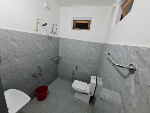 bagno con servizi igienici e lavandino di Sparrow Nest Cottages a Bokākhāt