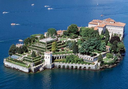 an island in the middle of the water at La perla del lago in Verbania