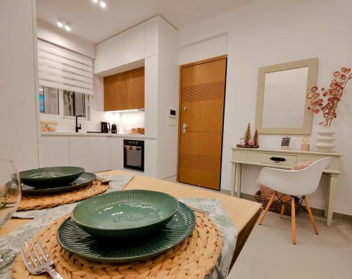 Elpis' cozy & luxury apartment في أثينا: مطبخ مع طبقين أخضر على طاولة