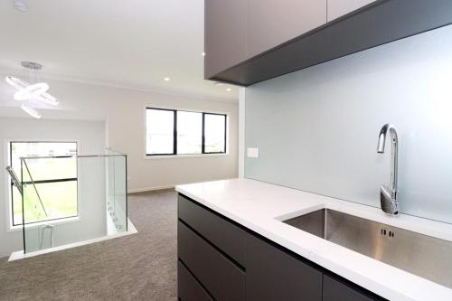 una cucina con lavandino e piano di lavoro di Extra-Large Brand-New House 8 Bedrooms 6 Bathrooms ad Auckland