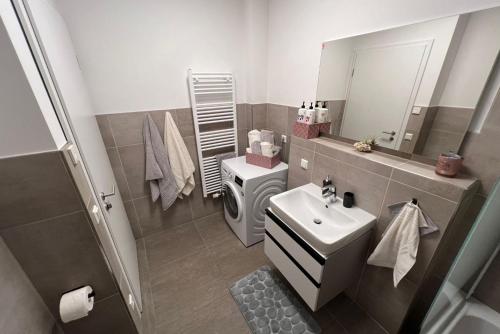 a bathroom with a sink and a toilet and a mirror at Zentrum Residenz - Wohnen auf höchstem Niveau in Leipzig