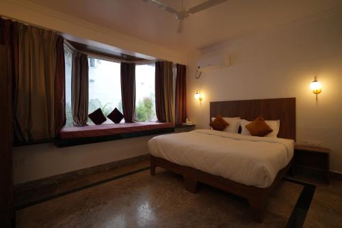 Ένα ή περισσότερα κρεβάτια σε δωμάτιο στο BHOPAL LAKE STAYS