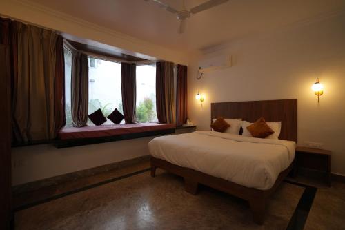 Ένα ή περισσότερα κρεβάτια σε δωμάτιο στο BHOPAL LAKE STAYS