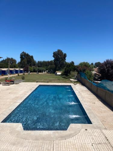 una piscina de agua azul en Cabañas San Carlos, en Las Cruces