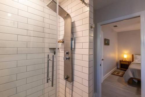 A bathroom at NEW! Stylish & Cozy Sea Grape near Beach & Flagler