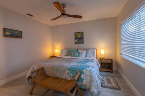een slaapkamer met een bed en een plafondventilator bij NEW! Stylish & Cozy Sea Grape near Beach & Flagler in New Smyrna Beach