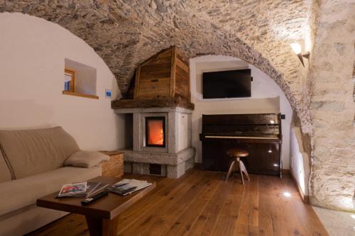 - un salon avec un canapé et une cheminée dans l'établissement Maroc Mountain Chalet, à Madonna di Campiglio