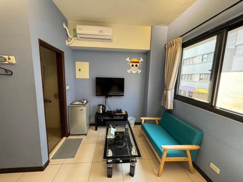 a living room with a green couch and a television at 檸檬樹 in Taichung