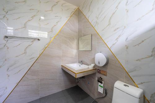 La salle de bains est pourvue d'un lavabo et d'un miroir. dans l'établissement บ้านลินลดา พูลวิลล่าขนอม, à Ban Phang Phrao