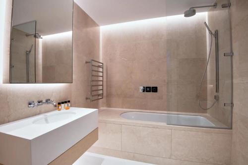 Phòng tắm tại Luxury Large Park Lane Views 1250sqft