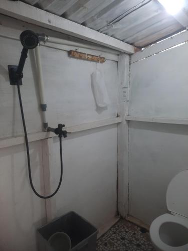 een badkamer met een toilet en een slang bij GoodMuning Backpacker in Taliwang