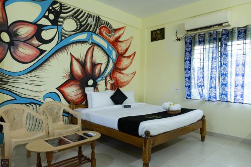 sypialnia z łóżkiem z obrazem na ścianie w obiekcie Reunion Amity w mieście Udupi
