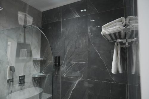 La salle de bains est pourvue d'une douche, d'un lavabo et d'un miroir. dans l'établissement Qaragat, à Jalal-Abad