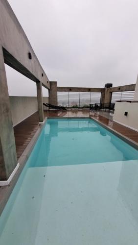 una piscina en la azotea de un edificio en Studio ideal viaje en pareja o trabajo en San Miguel de Tucumán