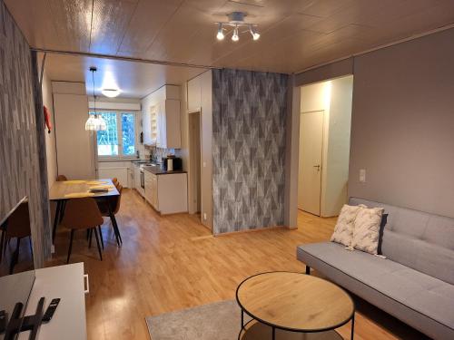 een woonkamer met een bank en een tafel bij Hakakolmio in Ähtäri