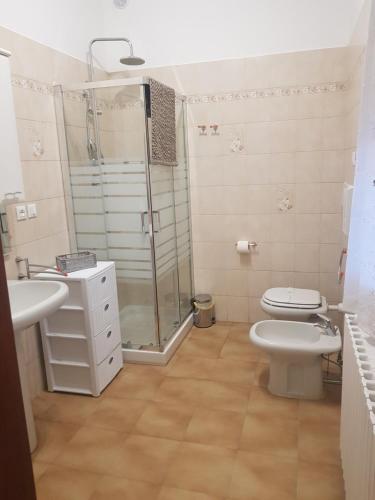 La salle de bains est pourvue d'une douche, de toilettes et d'un lavabo. dans l'établissement Casa frà i Pini, à Imola