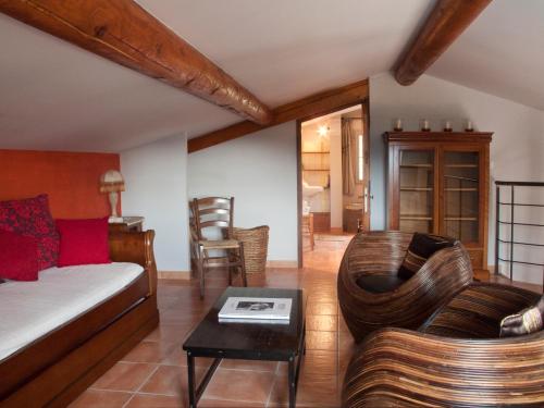 ein Wohnzimmer mit einem Sofa und einem Tisch in der Unterkunft Les Dentelles in Beaumes-de-Venise