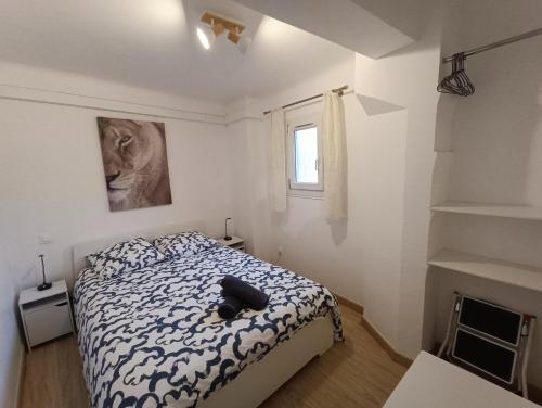 une petite chambre avec un lit et une fenêtre dans l'établissement T3 cosy climatisé, intra-muros Avignon, à Avignon