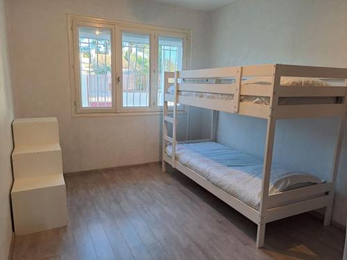 En eller flere senge i et værelse på Le Ces-Spacieuse maison - Wifi Jardin - Parking gratuit - 15min des plages