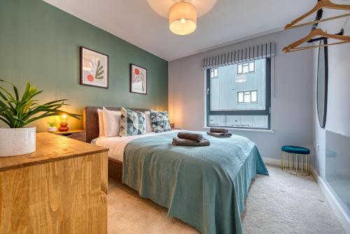 a bedroom with a bed and a window at 2-Bedroom Cosy, Spacious, & Modern City Apartment, Prime Location! Sleeps 6, Southampton Ocean Village - by Blue Puffin Stays in Southampton