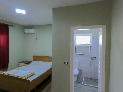 Bilik mandi di Klerichi Hotel