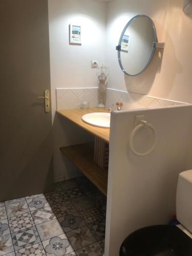 une salle de bain avec un lavabo et un miroir dans l'établissement Joli T2 à Dinard coeur de Saint Enogat, 200m de la plage, à Dinard
