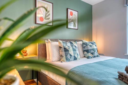 una camera da letto con letto con lenzuola e cuscini blu di Stunning 2-Bed City Apt - Stylish, Modern, Prime Location! Sleeps 6, Southampton Ocean Village - By Blue Puffin Stays a Southampton