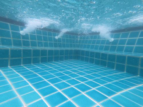 Piscina en o cerca de บ้านพูลโต พูลวิลล่า ที่พักบางเสร่ - สัตหีบ