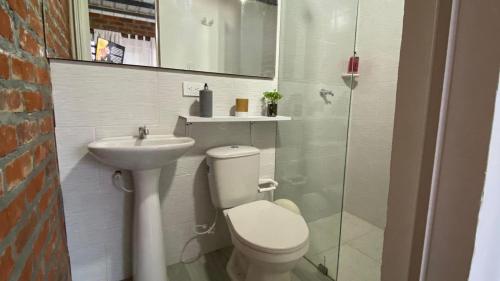une salle de bains avec toilettes et lavabo dans l'établissement Cabañas “Pacha Mama”, à Roldanillo