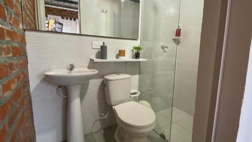 ein Bad mit einem WC und einem Waschbecken in der Unterkunft Cabañas “Pacha Mama” in Roldanillo