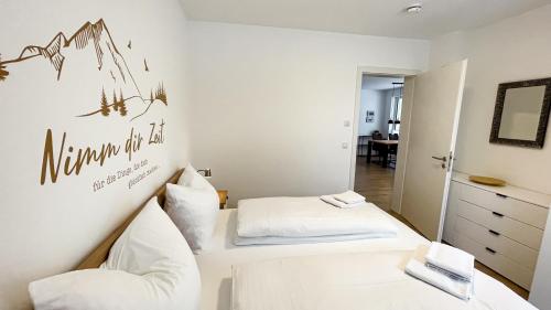 - une petite chambre avec 2 lits et un miroir dans l'établissement Gebirgsresort - Ferienwohnung 2 0 1, à Winterberg