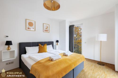 een slaapkamer met een groot bed en handdoeken bij Pineapple Apartments Dresden Zwinger VIII - 85 qm - 1x free parking in Dresden