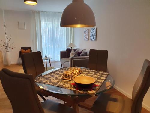 sala de estar con mesa de comedor con sillas en Sepp, en Bad Tölz