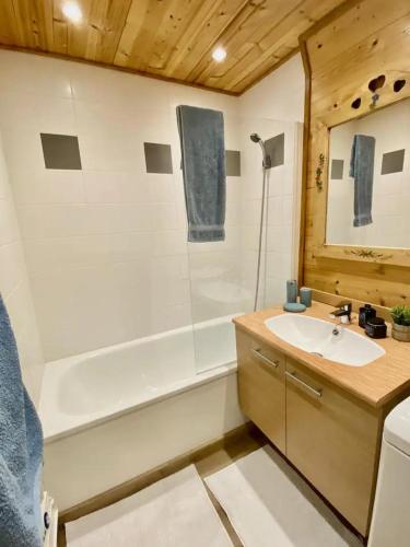une salle de bain avec une baignoire, un lavabo et une douche dans l'établissement Appt 3CH, au pied des pistes à la déco soignée, à Flumet