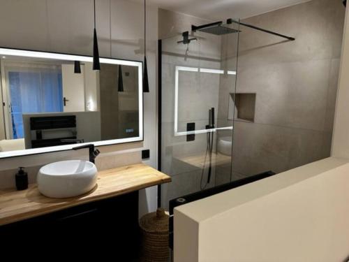 La salle de bains est pourvue d'un lavabo et d'une douche avec une porte en verre. dans l'établissement Casa Santa Villa 1 km Ile Rousse, à Santa-Reparata-di-Balagna