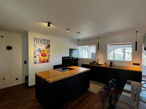 une cuisine avec un îlot et un comptoir dans l'établissement Casa Santa Villa 1 km Ile Rousse, à Santa-Reparata-di-Balagna