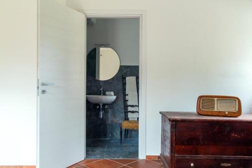 a bathroom with a sink and a mirror at Villa Orta - Agriturismo con cucina Vegan, Plant-based Farmhouse in Riotorto