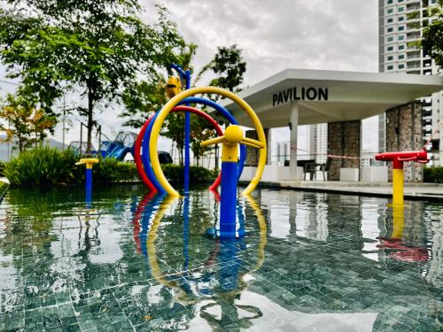 a fountain in a pool of water in a city at New 2BR or 3BR Cozy Urban Suite Homestay at Georgetown8-10pax by URBAN STAYCATIONS LOD in Jelutong