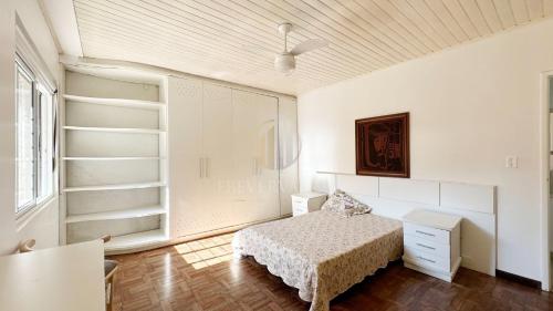 Ένα ή περισσότερα κρεβάτια σε δωμάτιο στο Residência a apenas 03 quadras da praia do Morro do Cristo