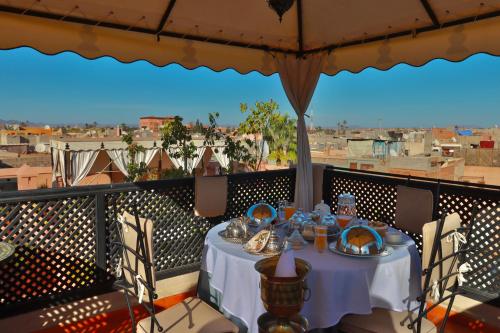 un tavolo sul balcone con vista sulla città di Riad ABBASSIA Marrakech Premiere - Authentic Medina Experience a Marrakech