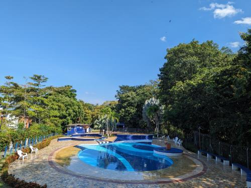 une piscine dans un complexe avec des arbres en arrière-plan dans l'établissement Apartasol en San Jerónimo, Ciudadela del Sol - Cammar, à San Jerónimo