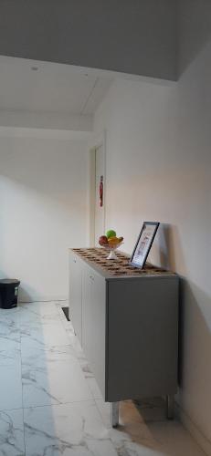 a kitchen with a counter with a laptop on it at Apartamento Mania Terceiro Andar in Vitória
