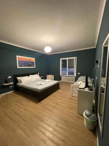 una camera con letto e parete blu di B&B Fossatello affittacamere a Genova