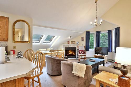 Posezení v ubytování Pico Mountain Condo E306 condo