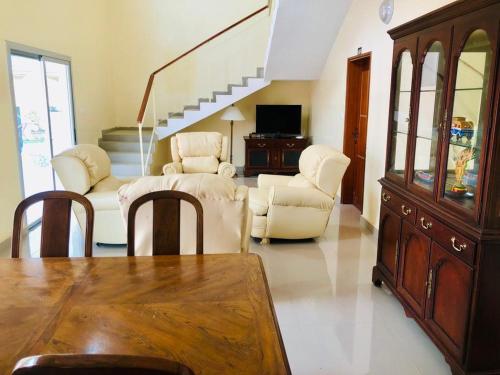salon z białymi meblami i schodami w obiekcie Hotel Toolbi w mieście Niaga