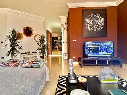 開羅的住宿－A lovely large master bedroom Maadi Degla，客厅配有床和平面电视