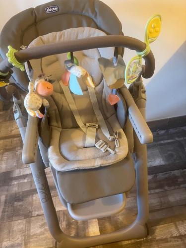 Un asiento de coche para bebés con animales de peluche. en Chez Gwen et Marie en Bogny Sur Meuse